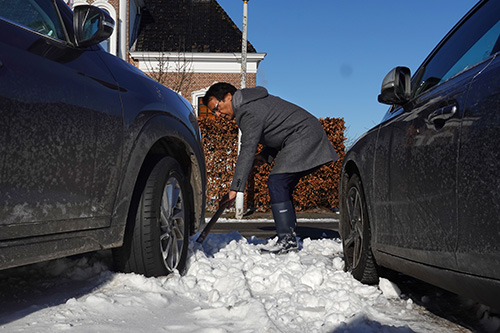 Burgemeester redt gestrande journalistBurgemeester Tjeerd van der Zwan van Heerenveen heeft hoogstpersoonlijk de auto van de gestrande journalist Alex J. de Haan uit de sneeuw bevrijd. Dat gebeurde op de parkeerplaats van het projectbureau van aannemer BAM Infra. De wagen bleef in een randje sneeuw op het pas geveegde fietspad hangen. Na een paar minuten scheppen en een paar keer gas geven schoot de gestrande auto over de hobbel. De Haan had het geluk dat hij speciaal voor de foto een spade had meegenomen. Daarmee zette hij Van der Zwan op de foto. Op de terugweg van de bouwlocatie droeg de burgemeester de schep mee en ging bij de parkeerplaats direct aan de slag.